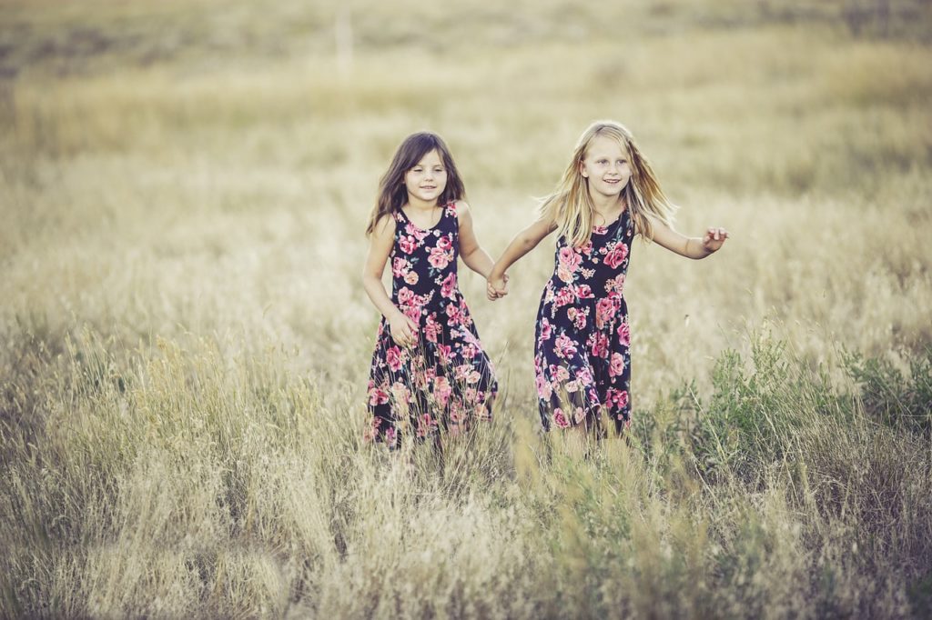 sisters-931131_1280