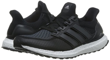 Adidas Ultra Boost Laufschuhe rechter und linker Schuh